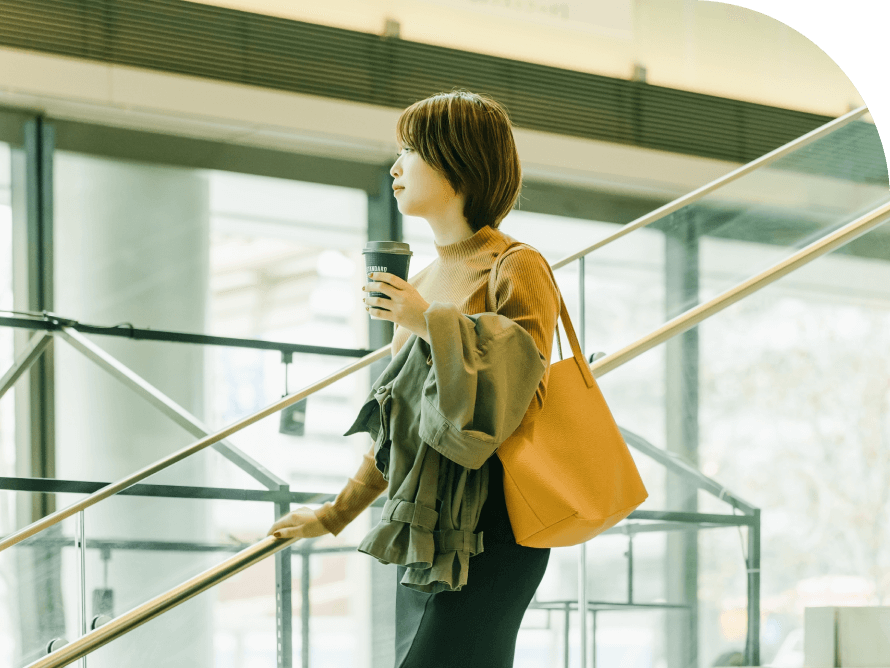 コーヒ片手にオフィス移動